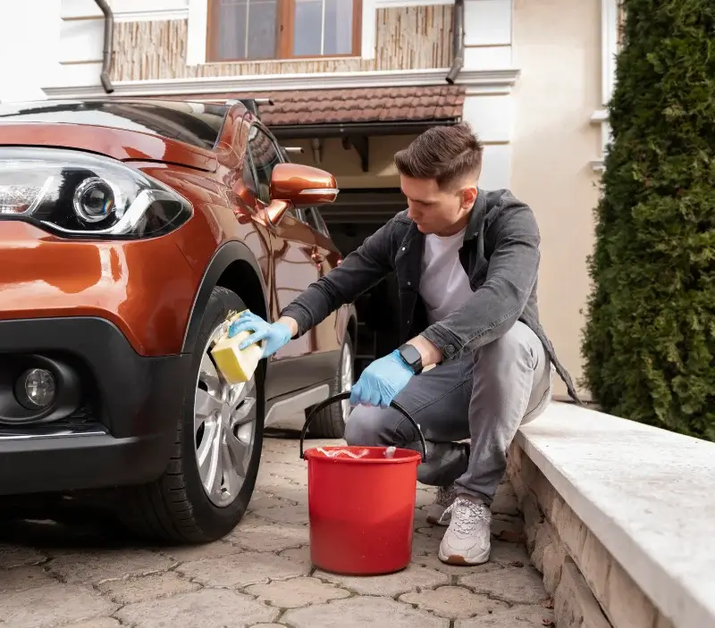 Lavage auto à domicile Lisses : professionnel intervenant sur un véhicule